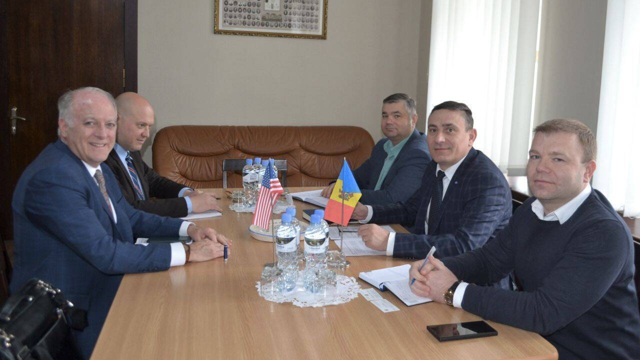 Presedintele Camerei de Comert a Republicii Moldova, reprezentantul SUA la Bucuresti si alti oficiali