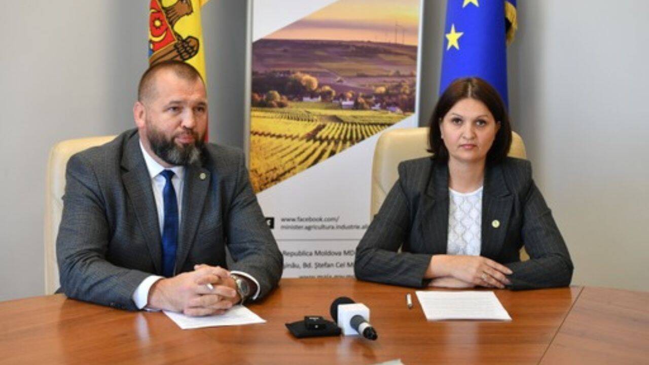 Vasile Sarban si Diana Cosalic, secretar de stat, respectiv director adjunct AIPA