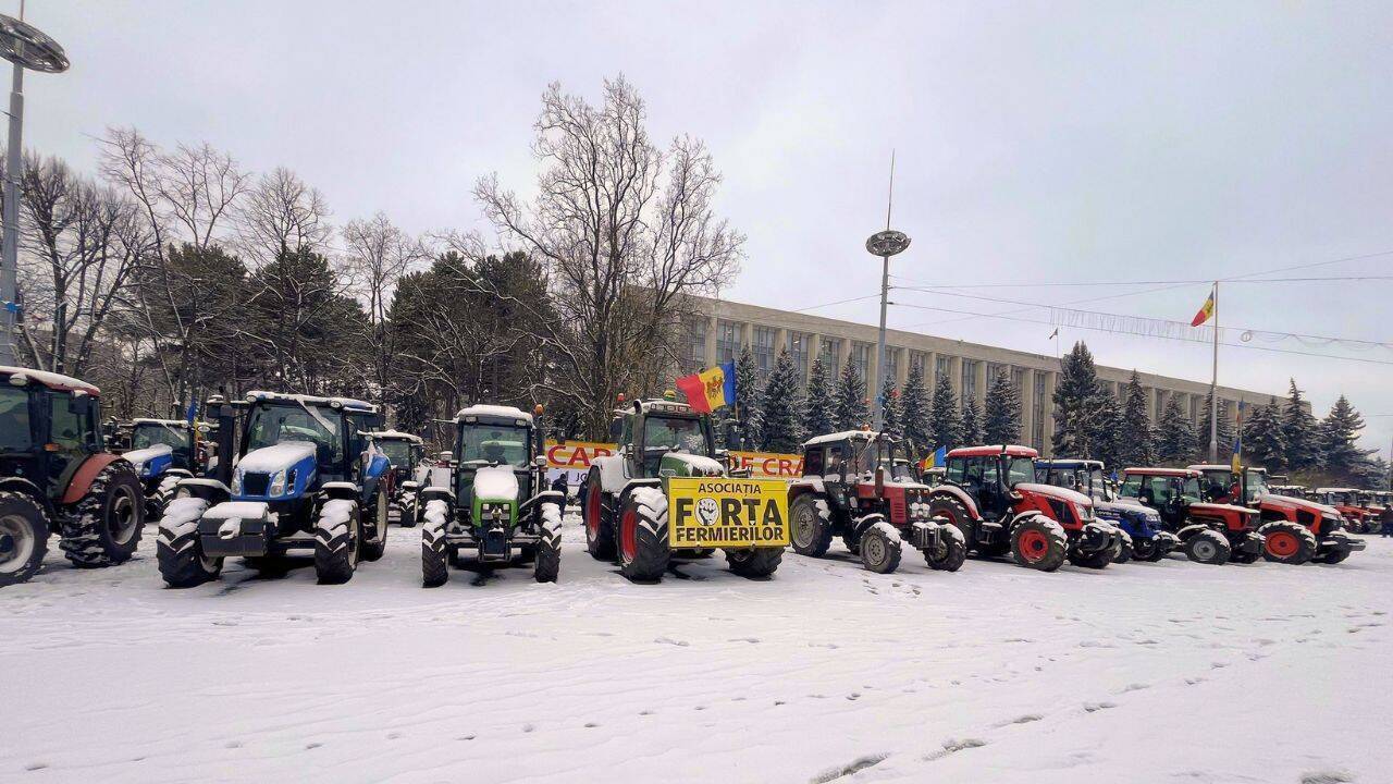 mai multe tractoare in fata Guvernului Republicii Moldova